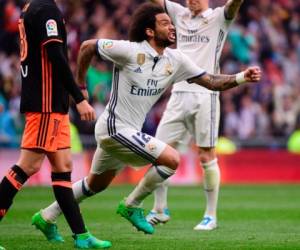 Cuando parecía que el Real Madrid iba a dejar unos preciosos puntos en la lucha por el título, Álvaro Morata puso el balón en el área a Marcelo, que hizo un recorte y lanzó un disparo que se coló a la izquierda del portero. Foto: AFP