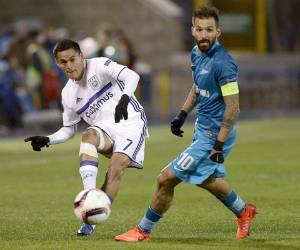 El volante hondureño Andy Nájar lanza el balón ante la marca del rival Danny (Foto: Agencia AFP)