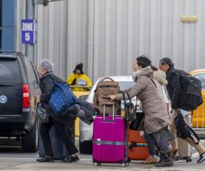 En los aeropuertos se está revisando a los viajeros, pasan por un escáner de temperatura para determinar si tienen síntomas.