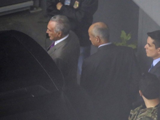 En una declaración, la Fiscalía de Río de Janeiro dijo que el juez Marcelo Breitas había emitido una orden de arresto para Temer, sin embargo, hoy se le brindo su libertad. (Foto AP / Nelson Antoine)