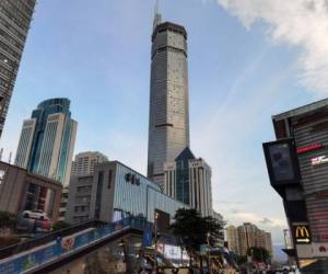 El bamboleo forzó la evacuación del edificio y causó una estampida de transeúntes. Foto: AFP.