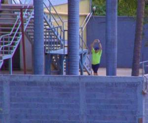 El expresidente hondureño fue captado haciendo ejercicio vestido con ropa deportiva.