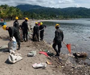 Honduras está haciendo lo posible por limpiar la playa lo más pronto posible para reducir el impacto ambiental.