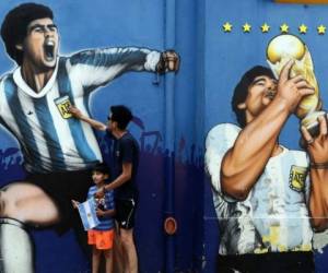 Tras su apertura esta semana, el lugar ha tenido buena respuesta de los asistentes y tanto aficionados como curiosos pasan por ahí y 'elevan sus oraciones', admiran las imágenes y tienen 'momentos de reflexión' en el santuario dedicado al icónico futbolista argentino. Foto: AFP