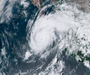 El Centro Nacional de Huracanes de Estados Unidos prevé que ambos meteoros se junten el martes en el Golfo de México. Foto: AP