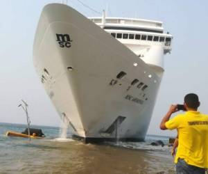 El enorme barco no pudo detenerse y se estrelló contra el muelle.
