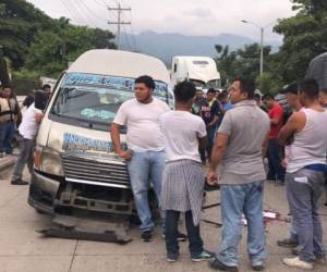 La unidad de transporte dio varias vueltas y provocó la muerte instantánea del conductor.