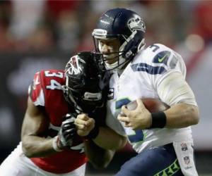 Brian Poole de Atlanta Falcons choca con Russell Wilson de los Seahawks Seattle. Foto: Agencia AFP.