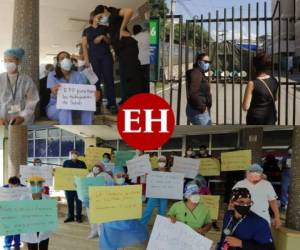 Un grupo de médicos del Hospital Escuela (HE) amanecieron de 'brazos caídos' este miércoles exigiendo insumos para pacientes enfermos de covid-19 y además en apoyo al director de este centro asistencial del país, ya que en las últimas horas trascendió de forma informal su despido. Fotos: Alejandro Amador | El Heraldo Honduras.