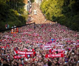 Miles de aficionados colmaron las calles de Oslo para recibir como héroes a Erling Haaland y a la selección de Noruega tras su histórica participación en la Copa Mundial de la FIFA 2026. Aunque no llegaron a la final, son recibidos como campeones por su valiosa participación.