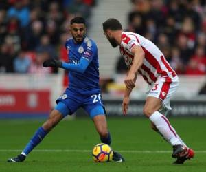 Leicester City's Riyad Mahrez y Stoke City's Erik Pieters . Foto: AP