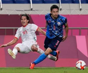 El delantero mexicano Diego Lainez cae al pugnar un balón con el japonés Yuta Nakayama en el fútbol de los Juegos Olímpicos. Foto: AP