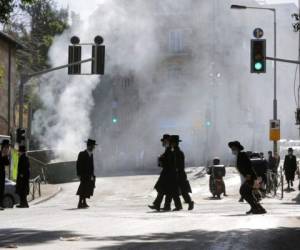 Un grupo de personas en un barrio ultraortodoxo de Jerusalén el 24 de enero del 2021. Foto: AP