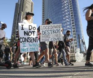 Muchos californianos protestaron en contra del toque de queda que durará hasta el 21 de diciembre. Foto: AFP