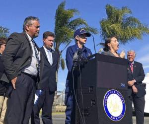 La doctora Nancy Knight, al centro, de los Centros para el Control y la Prevención de Enfermedades, habla con reporteros el martes 11 de febrero de 2020 en la Base March de la Reserva Aérea. Foto AP