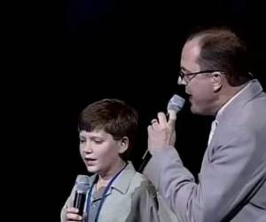 Atrás quedó la imagen del niño y hoy el muchachito que conquistó a todos con su voz ya es un adulto. (Foto: YouTube)