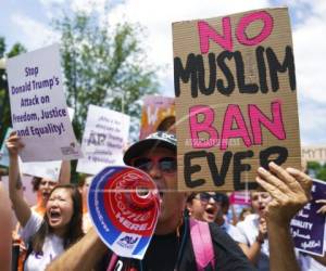 La política de Trump aplica a personas de cinco países con una población mayoritariamente musulmana: Irán, Libia, Somalia, Siria y Yemen. Foto AP