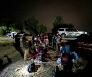 Este martes 3 de mayo, las autoridades mexicanas también identificaron a bordo de una camioneta de lujo a ocho centroamericanos, entre ellos cinco hondureños y tres guatemaltecos que se trasladaban de manera irregular.