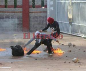 Los disturbios entre la Policía Nacional y supuestos estudiantes de la Universidad Nacional Autónoma de Honduras (UNAH) volvieron a los calles. Y es que la tarde de este miércoles, encapuchados se tomaron el bulevar Suyapa. Un miembro de la Policía resultó herido en el enfrentamiento. Foto: David Romero / EL HERALDO