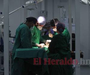 Según la administración del Hospital Escuela, en el hospital móvil de la capital hondureña se realizan unas 15 intervenciones quirúrgicas por día. Foto: El Heraldo