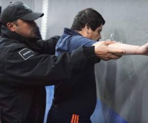 Momento en que 'El Chapo' Guzmán es revisado por las autoridades penitenciarias antes de ingresar al penal 'Altiplano'. Foto: Captura video LatinUs