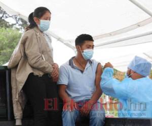 Hondureños acuden a la aplicación de la vacuna anticovid. Foto: El Heraldo