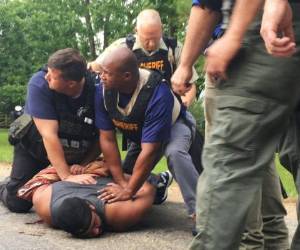 Agentes detienen a sospechoso de los tiroteos (Foto: Agencia AP)