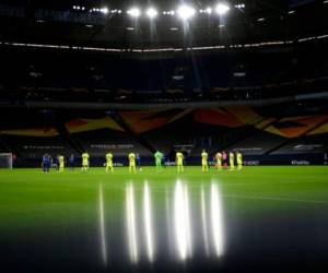 Los jugadores del Inter y el Getafe guardan un minuto de silencio por las víctimas del covid-19, antes de enfrentarse en un partido de la Liga Europa en Gelsenkirchen, Alemania, el 5 de agosto de 2020. Foto: AP
