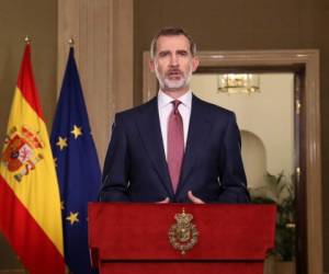 Esta imagen de folleto publicada el 18 de marzo de 2020 por la Casa Real española muestra al Rey Felipe VI dando un discurso televisado sobre la crisis de salud en España.