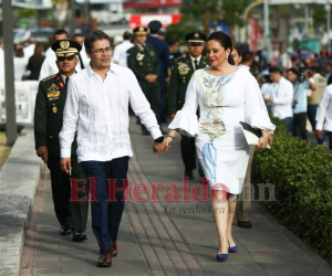 Así llegaron vestidos el presidente de Honduras, Juan Orlando Hernández, y su esposa Ana García a los actos del grito de Independencia en la plaza de las banderas del Banco Centroamericano de Integración Económica (BCIE). Fotos Alex Pérez| Emilio Flores| EL HERALDO
