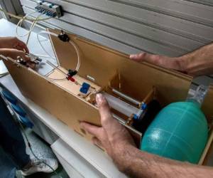Foto de archivo del 24 de marzo de 2020 que muestra un respirador artificial durante una conferencia de prensa en el AlmacÃ©n de Manejo de Emergencias de la Ciudad de Nueva York, donde llegaron 400 equipos antes de ser distribuidos. (Foto AP/Mark Lennihan, Archivo)