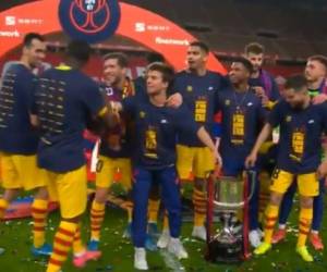 Durante la celebración los canteranos azulgranas quisieron tomarse una fotografía junto con la copa de campeón, a la cual buscó sumarse Dembélé.