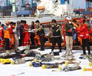 Los cuerpos de rescate ya han recuperado varios cuerpos del mar. Foto: AFP