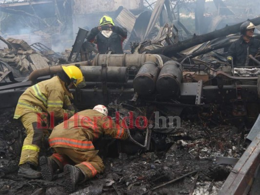 Los Bomberos lograron sacar el cuerpo del conductor que había quedado atrapado entre el amasijo de hierro. Foto: Alex Pérez/EL HERALDO.