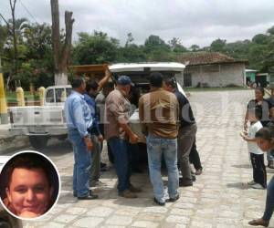 En la mañana, se ofreció una misa de cuerpo presente en la iglesia de la comunidad y después del mediodía se procede al sepelio de Luis Joel Rivera, asesinado por presuntos pandilleros, en el cementerio de Cantarranas. Foto: EL HERALDO.