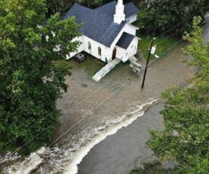 El gobernador de Carolina del Norte, Roy Cooper, instó el sábado a los evacuados a no intentar regresar a sus hogares por el peligro que representan las numerosas carreteras que aún están inundadas.