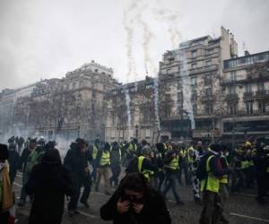 En la zona de los Campos Elíseos, los manifestantes intentaron prender fuego a la fachada de un centro comercial de lujo, quemaron coches y lanzaron proyectiles a las fuerzas de seguridad. En algunos lugares se elevaban humaredas negras.