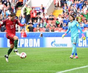 El portugués Adrien Silva anotó ante Guillermo Ochoa y le dio el triunfo a Portugal en la prorroga (Foto: Agencia AFP)