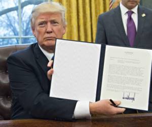 Donald Trump al momento de presentar el decreto ejecutivo que deja a Estados Unidos fuera del Acuerdo Transpacífico de Cooperación Económica (TPP).