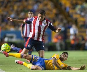 Javier Aquino se cae ante la marca de Orbelin Pineda (Foto: Agencia AFP)