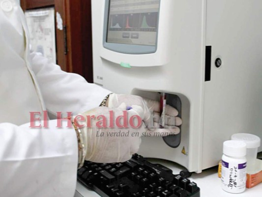 Tras la extracción de sangre, la muestra se procesa en el laboratorio y el resultado se obtiene el mismo día de manera virtual.