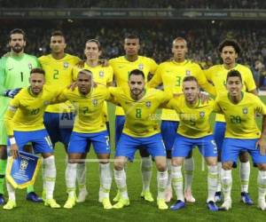Los jugadores de la selección de Brasil posan previo a un amistoso ante Uruguay en el estadio Emirates de Londres. Foto:AP