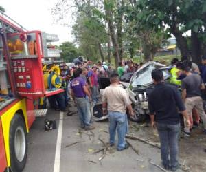 A la escena del accidente llegaron equipos de rescate.