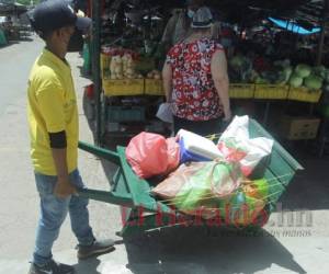 Edison Joel Varela (14) trabaja halando carretas de comida en la Feria del Agricultor y el Artesano.