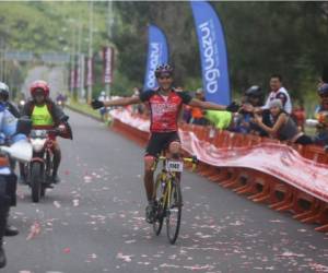 Bryan Mendoza viajó desde Santa Ana, El Salvador, para participar en la Sexta Vuelta Ciclística. Foto: David Romero/ELHERALDO