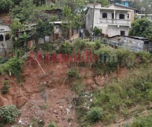 En la colonia La Esperanza, dos familias peligran ya que sus viviendas están en zona de deslizamiento. Fotos: David Romero/EL HERALDO.