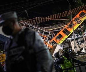 La vista general muestra el sitio de un accidente de tren después de que una línea elevada de metro colapsara en la Ciudad de México el 4 de mayo de 2021. Foto: AFP