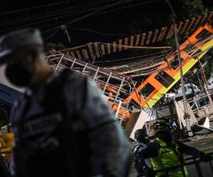 La vista general muestra el sitio de un accidente de tren después de que una línea elevada de metro colapsara en la Ciudad de México el 4 de mayo de 2021. Foto: AFP