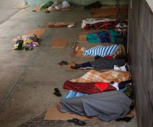 Como parte de un ejército de mano de obra barata que sigue la maduración de los diversos cultivos en el país, Fall, de 52 años, atendió en mayo un llamado urgente de que se presentaran trabajadores en Lleida. Foto: AP