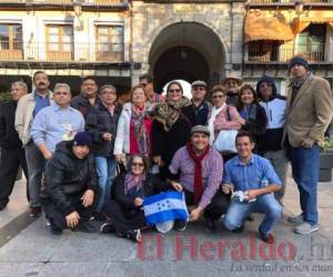 Fotografía de los 18 directores de centros educativos que viajaron a España con viáticos dados por Educación.